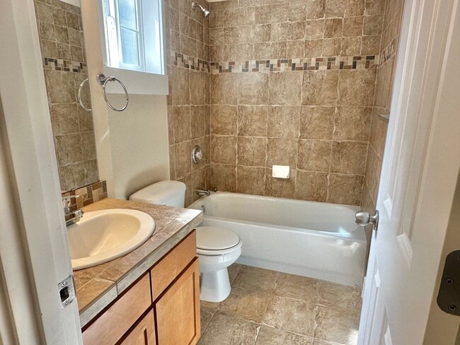 Building Photo - Lovely 3 bed Townhome in Pinehurst neighbo...