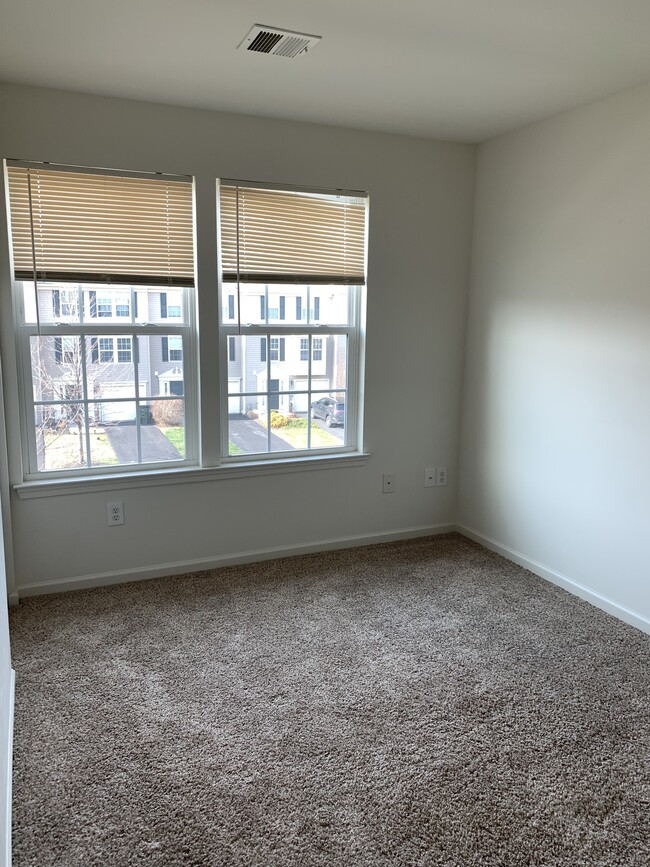 Building Photo - 1082 Sparrow Way