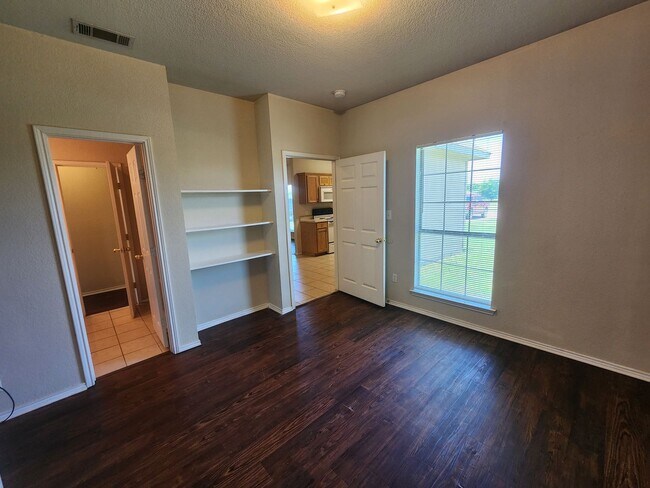 Building Photo - Charming 3 bedroom duplex in Weatherford