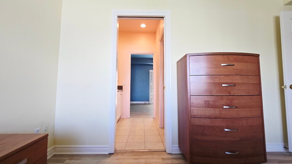 Building Photo - 10833 Kling St