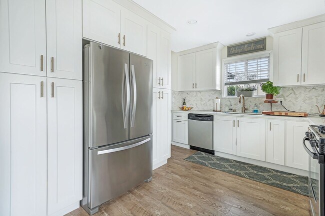 Building Photo - A beautiful  home in North Hollywood is no...