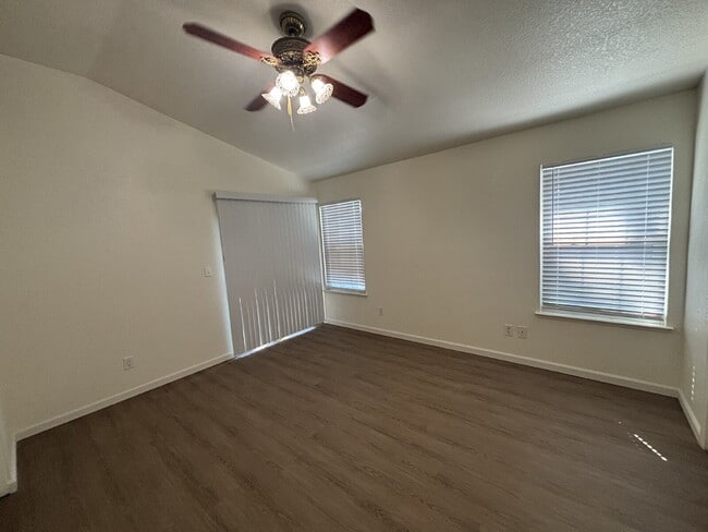Building Photo - Charming 3 Bed / 2 Bath Home on a Quiet Cul-de-Sac with Spacious Backyard!