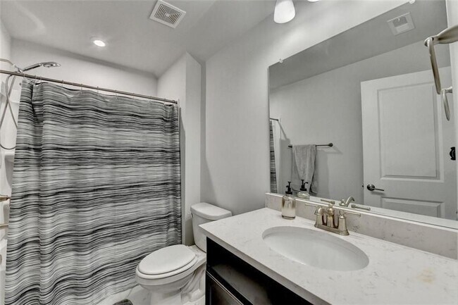 Building Photo - 811 Pineberry Ct