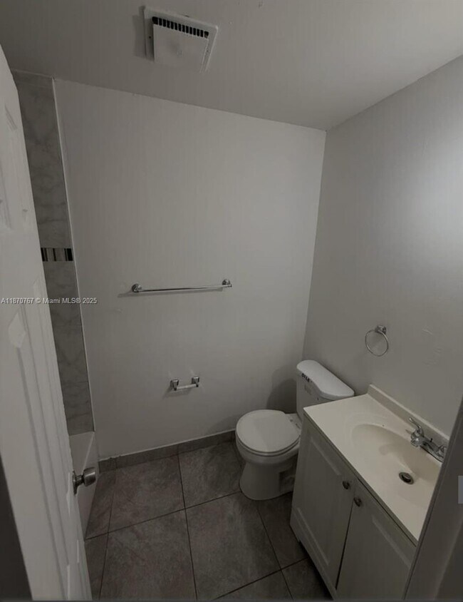 Building Photo - 853 SW 9th Ct