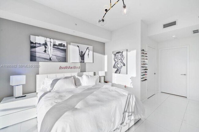 Building Photo - 851 NE 1st Ave