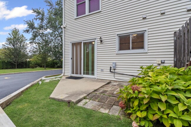 Building Photo - 1725 Pickwick Ln