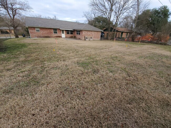 Building Photo - College Station - 3 Bedrooms / 2 bath Hous...