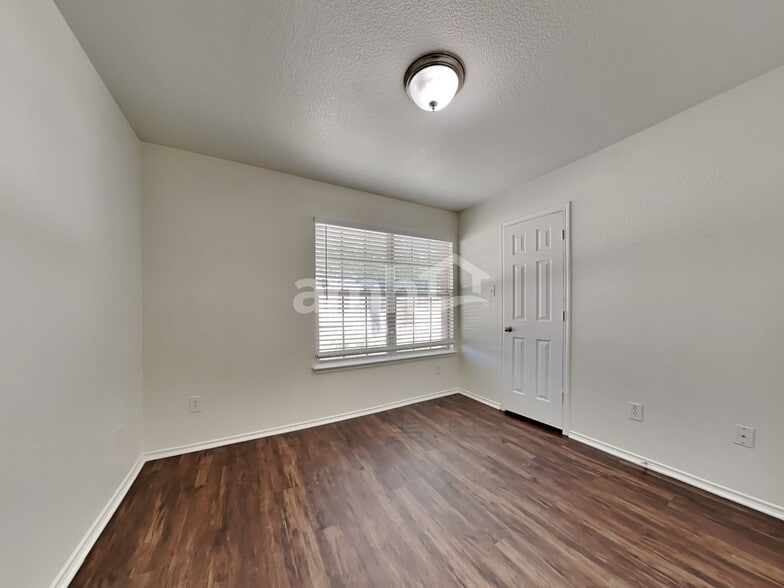 Building Photo - 14117 Cochise Dr