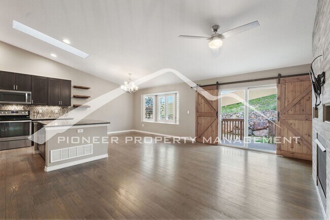 Building Photo - Stylish Townhouse 2bed / 2bath, 2 car garage and AC in Gated Community Near Powers Corridor