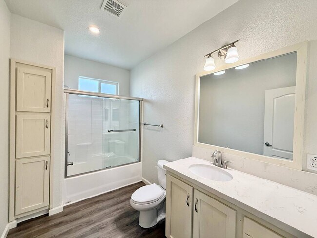 Building Photo - 80 Huntington St