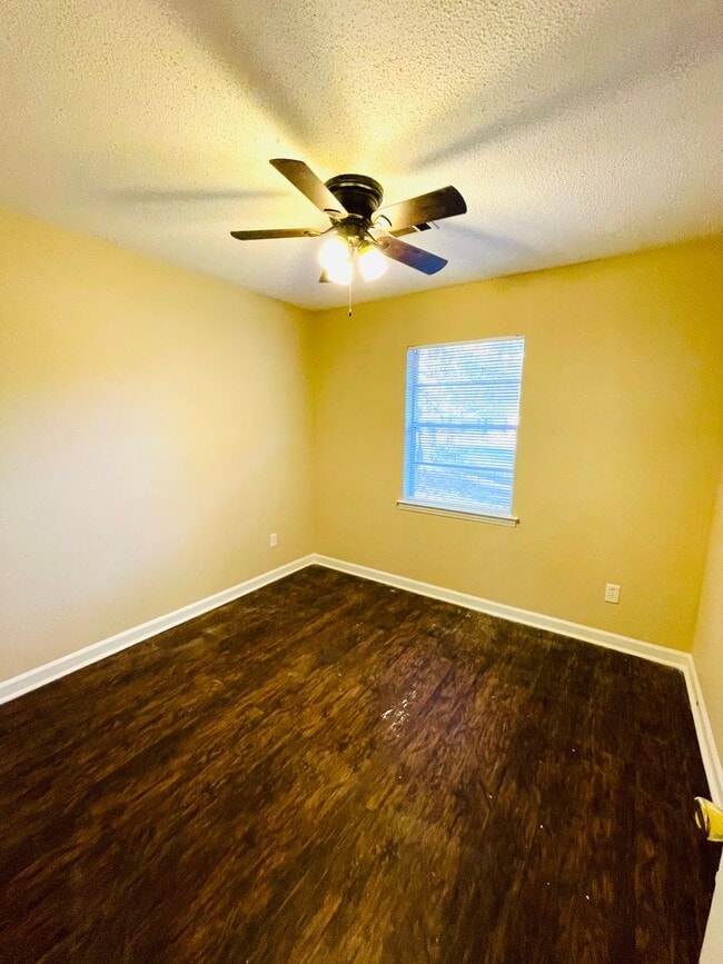 Building Photo - ** 3 Bed 2 Bath located off Wares Ferry road ** Call 334-366-9198 to schedule a self tour