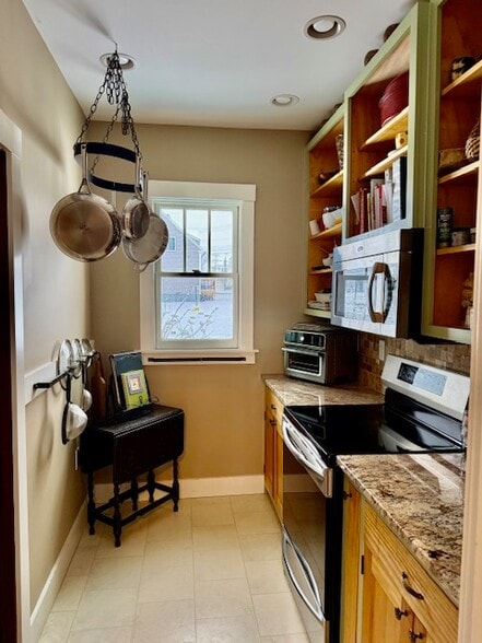 Building Photo - 10 Pine Point Rd