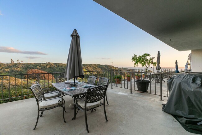 Building Photo - short term rental in the loop