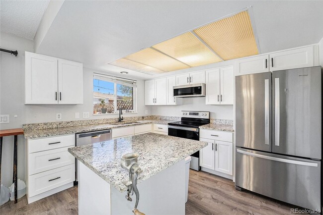 Building Photo - Beautifully Updated 3-Bedroom End-Unit Tow...