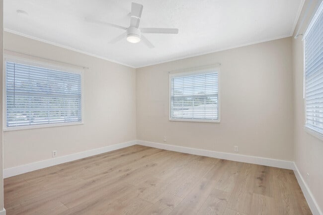 Building Photo - 359 Greenbriar Dr