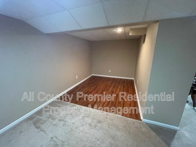 Building Photo - 833 Cranberry Rd