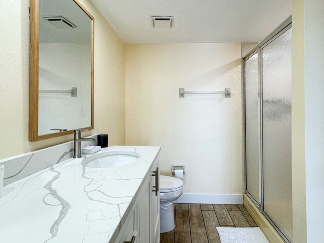 Building Photo - ** 2/2 FIRST FLOOR EMERALD LAKES BEAUTY RE...