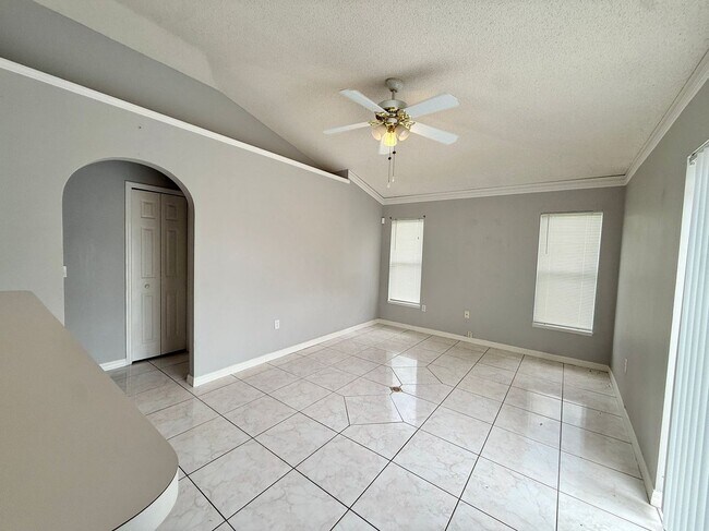 Building Photo - 220 Canterbury Ct