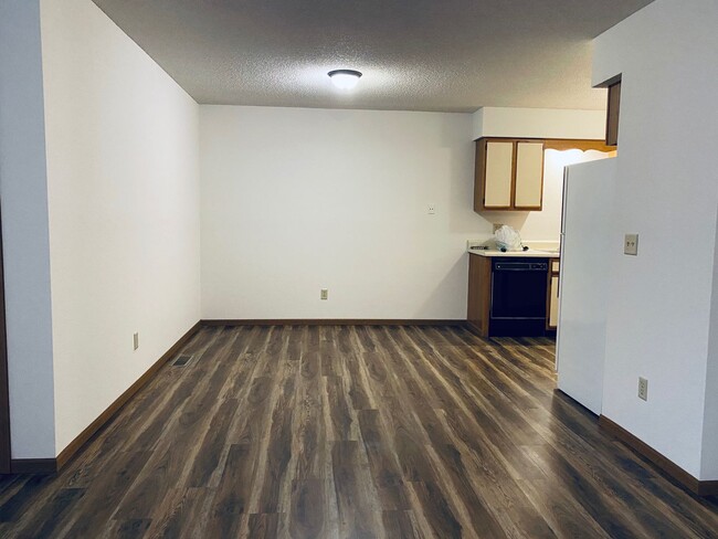 Building Photo - 2 Bed 2 Bath 1 Car Garage Flat Duplex- $30...
