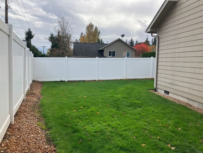 Building Photo - *$1,000 Off 1st Month's Rent!* Well-Kept Three Bedroom Home in West Salem