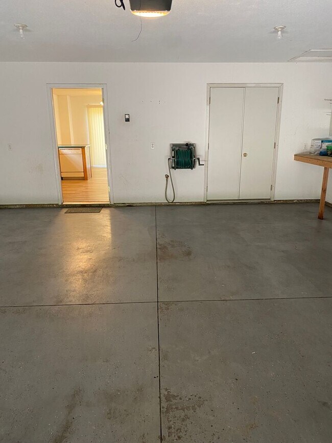 Building Photo - 3 bedroom/2 bathroom single family home!  ...