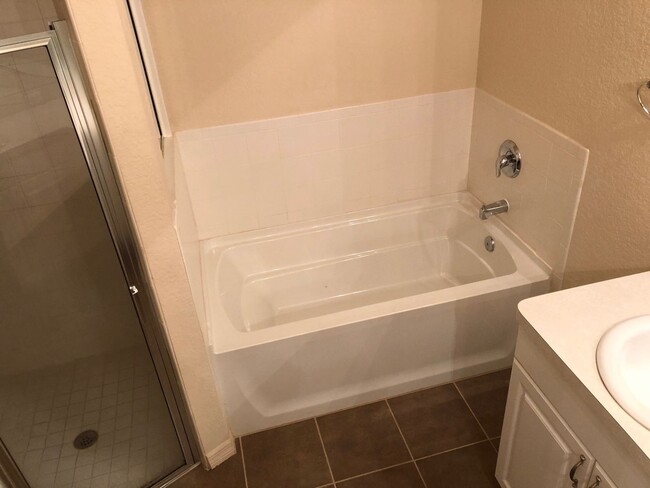 Building Photo - Must See! Beautiful 3 room /2.5 bath Gated Community W/ Pool Close to the Skyway