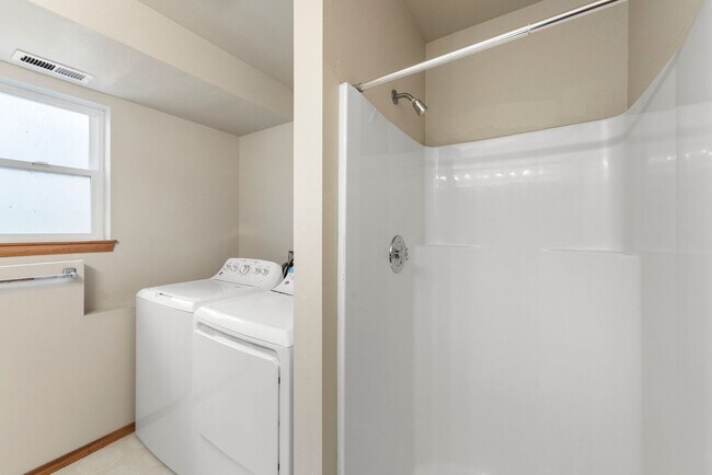 Building Photo - Newly remodel 4 bed 3 bath home in Shoreline