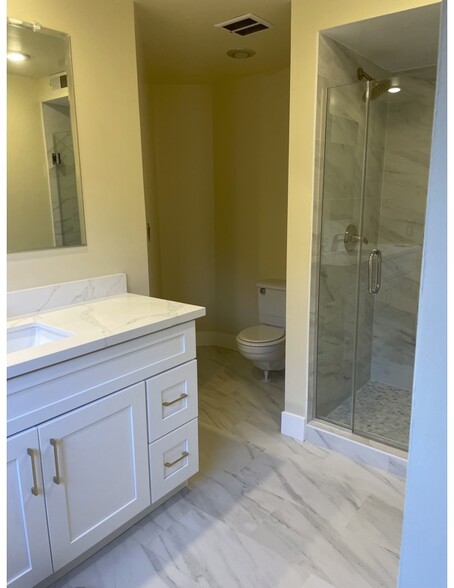 master bath - 1323 N Spurgeon St