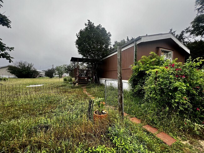 Building Photo - 220 Six Pines Rd