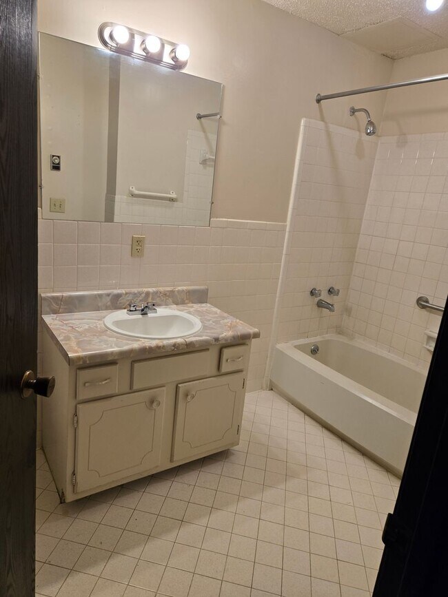 Building Photo - Charming 1BR Apartment – Minutes from Nashville, Handicap Accessible