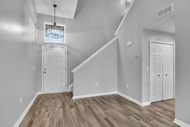 Building Photo - Move-in Ready Townhome in heart of Spring Hill