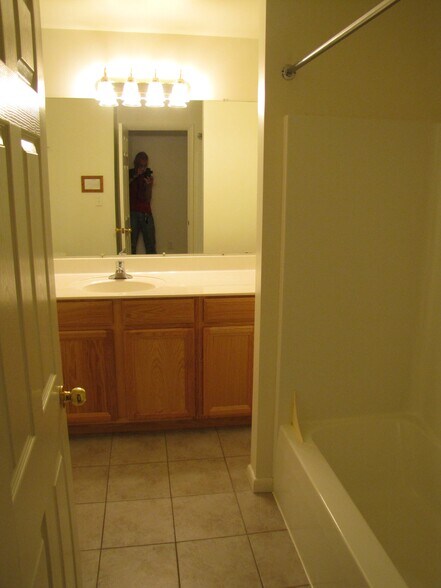 322C large bath - 322 S Burrowes St