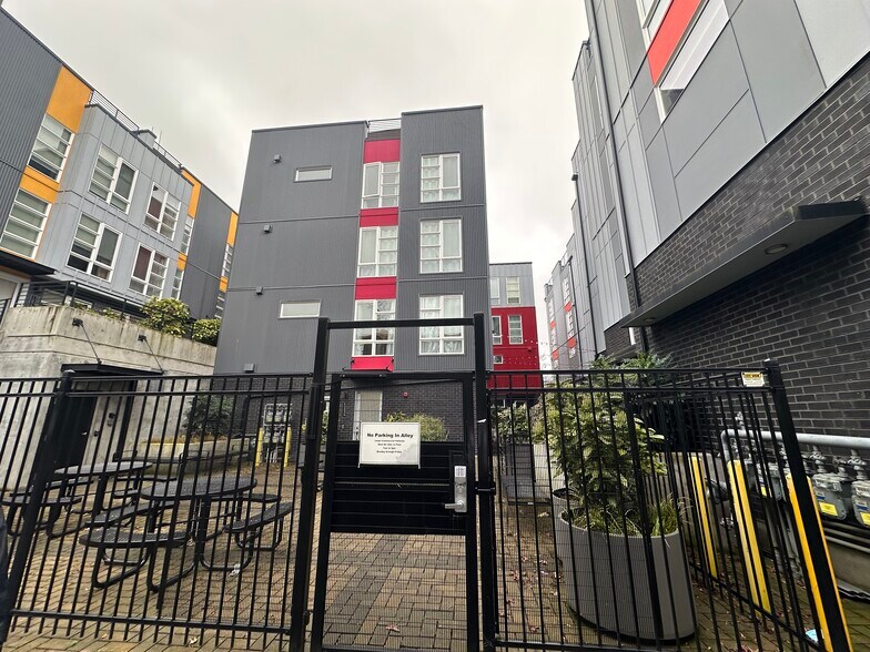 Building Photo - 11208 Pinehurst Way NE