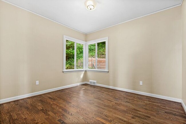 Building Photo - Charming Beach Drive Craftsman w/ AC and V...