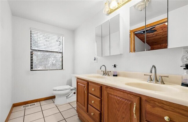Building Photo - 15921 Wildwood Dr