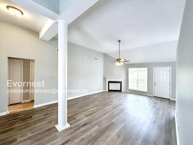 Building Photo - Spacious 3 Bed, 2 Bath / Pet-Friendly / Coming Soon!