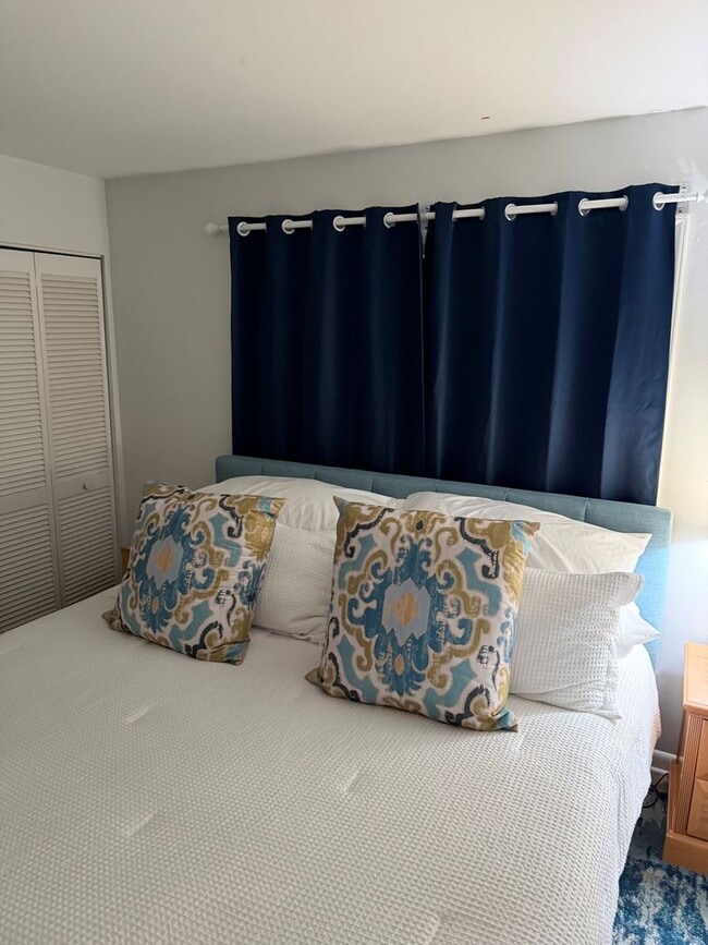 Building Photo - Renovated 3br in Chancellor Square, 2 blocks to Franklin St., walk to campus!