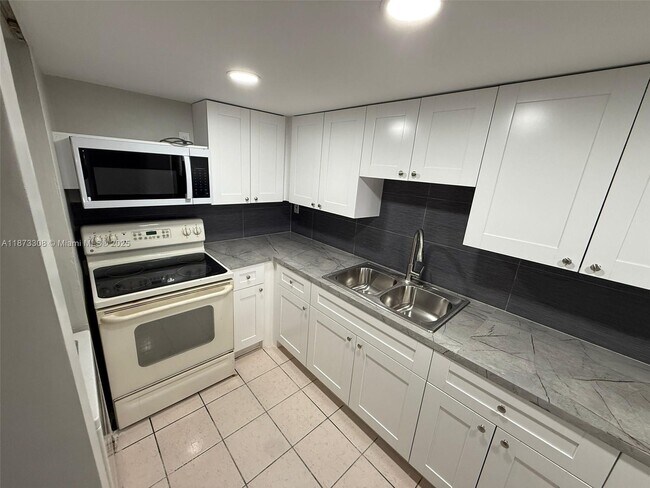 Building Photo - 10000 NW 80th Ct