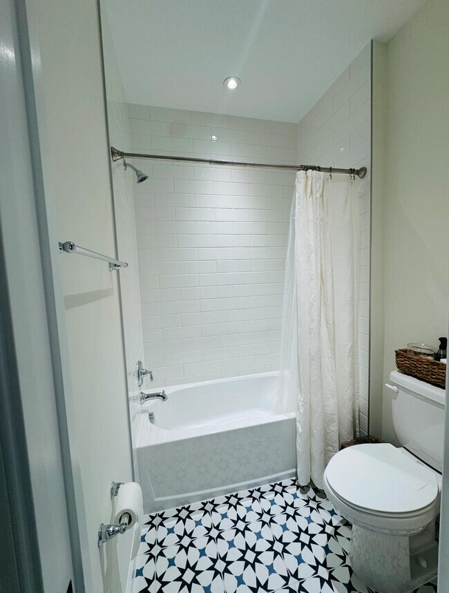 Building Photo - 16405 Capilano Ct