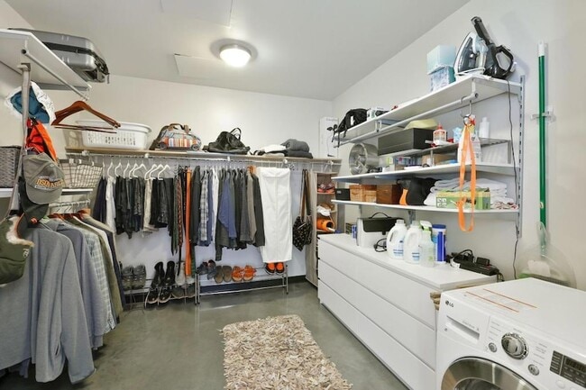 Building Photo - 345 N 6th Ave