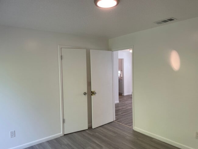 Building Photo - Vero Beach 2 Bedroom 1 Bath