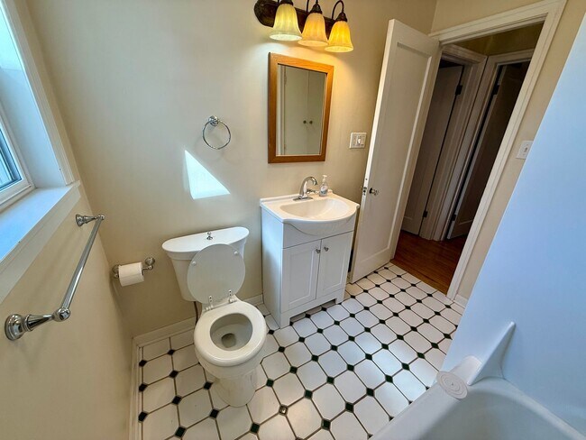 Building Photo - 3 Bedroom / 2 Bath Home - Bespoke Elegance in the University District!