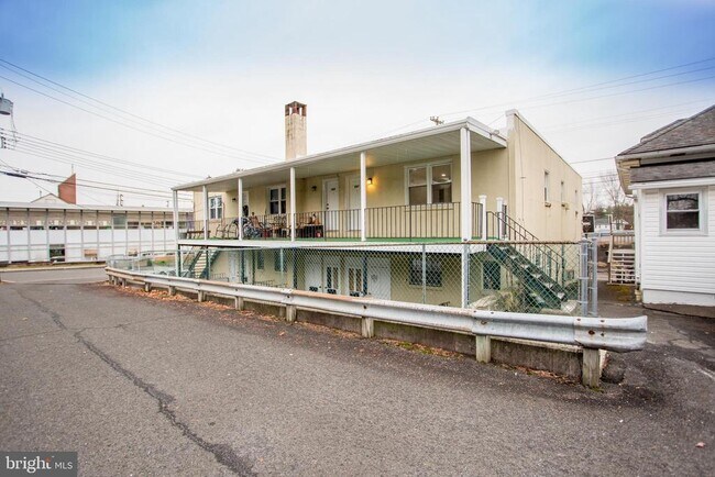 Building Photo - 857 Street Rd