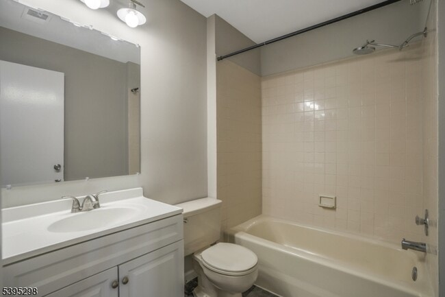 Building Photo - 29 Cheswich Ct