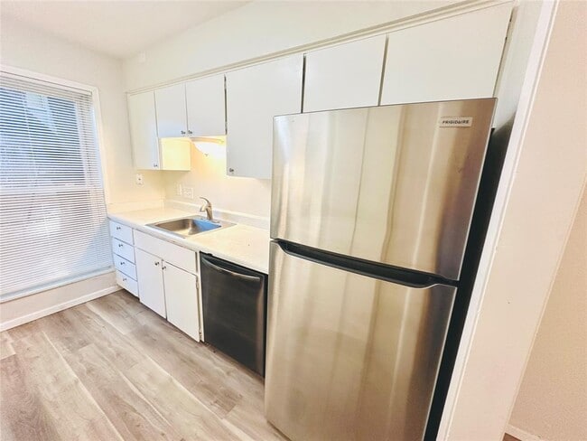 Building Photo - 3822 Southway Dr