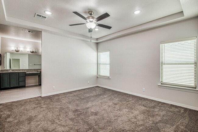 Building Photo - Beautiful  House 3 beds/3 baths. This Prop...