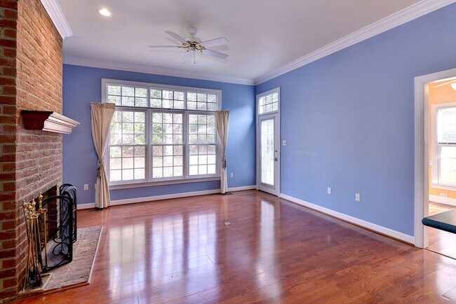 Building Photo - Low Maintenance Living in Williamsburg