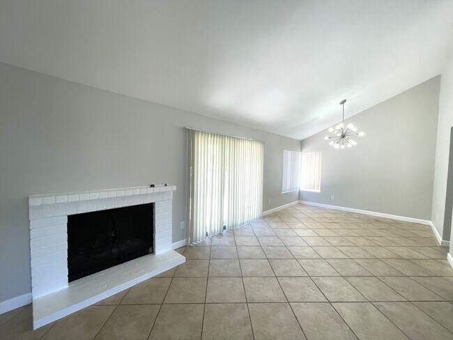 Building Photo - 1525 W Country Club Ln