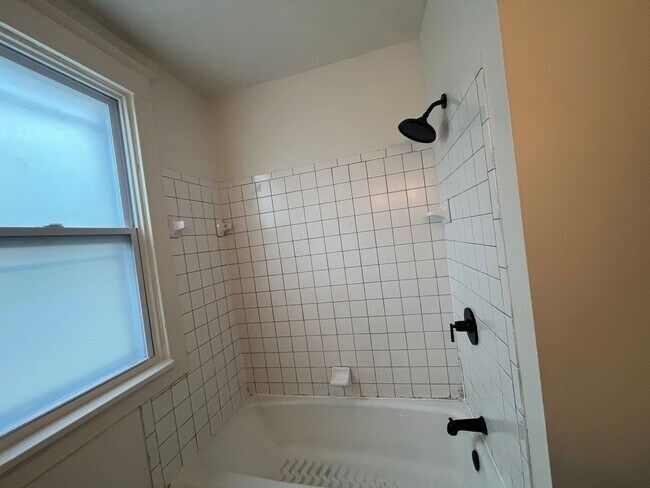 Building Photo - Updated 3 Bedroom Duplex