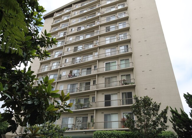 Building Photo - Elegant Fully Furnished  1bed+Den/2bath wi...